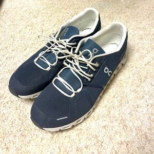 Men’s ON sneakers, lightly used and great condition.